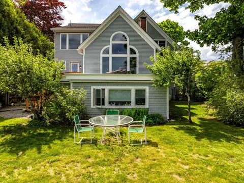 29 Spruce St, Rockport, ME 04856