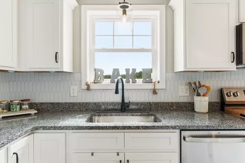 Kitchen - 5 Heritage Dr, Berwick, ME 03901 photo 3 of 4
