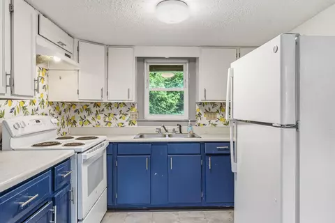 Kitchen - 20 Lemon Ln, Freeport, ME 04032 photo 2 of 4