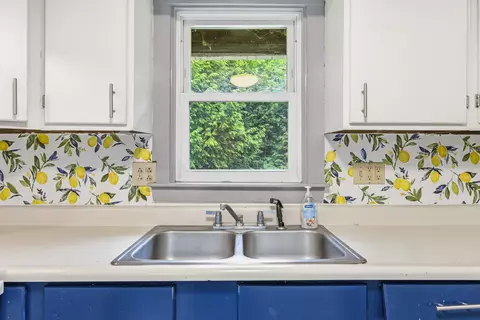 Kitchen - 20 Lemon Ln, Freeport, ME 04032 photo 3 of 4