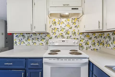 Kitchen - 20 Lemon Ln, Freeport, ME 04032 photo 4 of 4