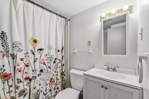 Bath - 20 Lemon Ln, Freeport, ME 04032 photo 1 of 2
