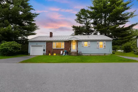 24 Cottage St, Fairfield, ME 04937