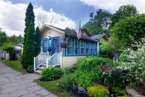 8 Auburn St, Springvale, ME 04083