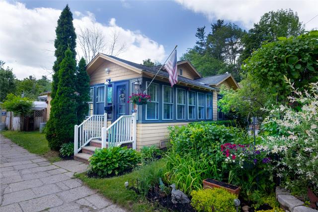 8 Auburn St, Springvale, ME 04083