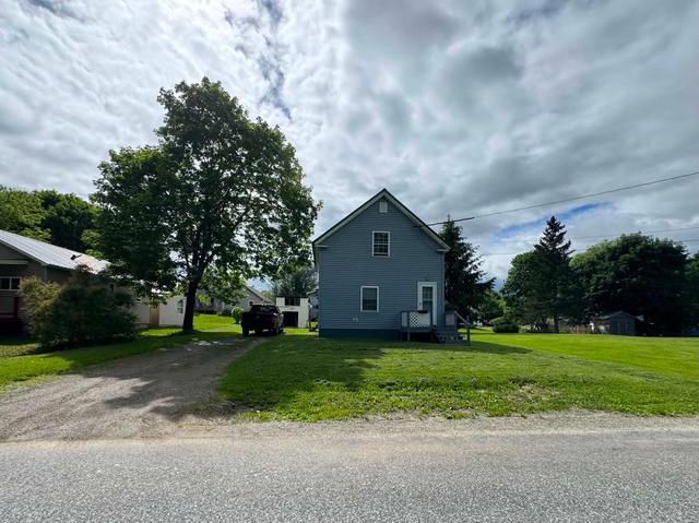 9 Perry St, Lincoln, ME 04457