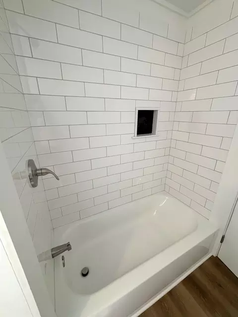 Bath - 950 Main St, Wayne, ME 04284 photo 2 of 3