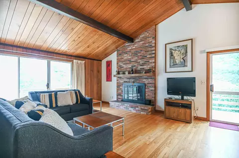 Living - 28 Ossipee Rd, Cape Neddick, ME 03902 photo 4 of 7