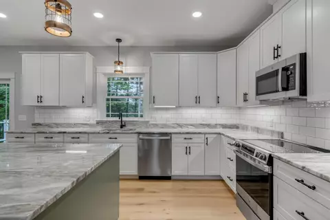 Kitchen - 20 Eastern Ln, Standish, ME 04084 photo 5 of 7