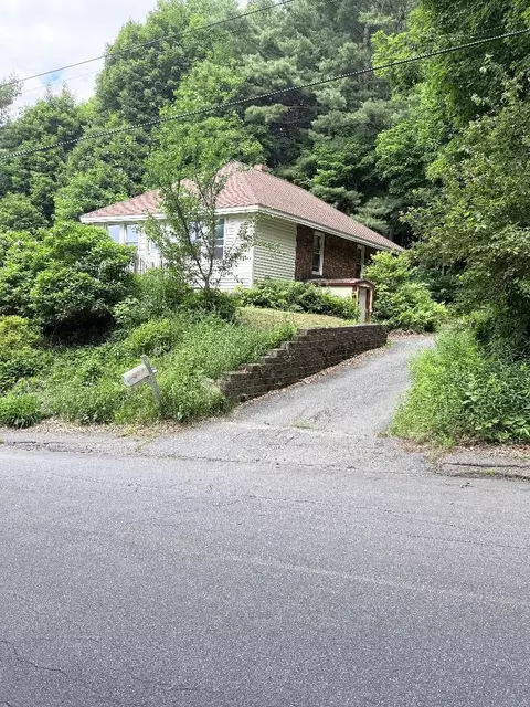 64 Oxford St, Augusta, ME 04330