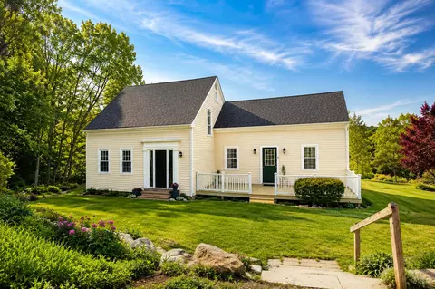 8 Strawberry Ln, Rockport, ME 04856