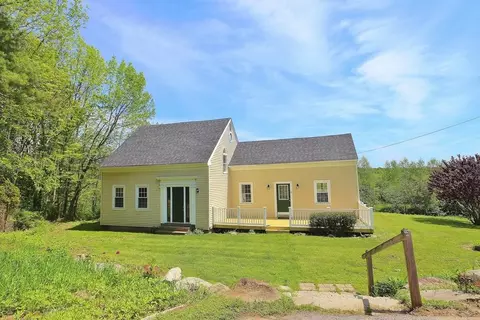 8 Strawberry Ln, Rockport, ME 04856