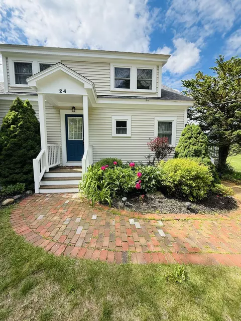 24 Mount Mica Rd, Paris, ME 04281