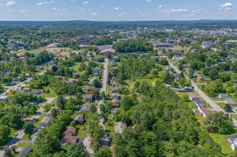 52 Robinson Gdns, Lewiston, ME 04240