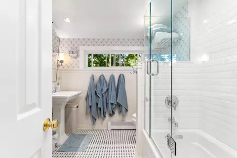 Bath - 240 Shore Rd, Ogunquit, ME 03907 photo 4 of 4