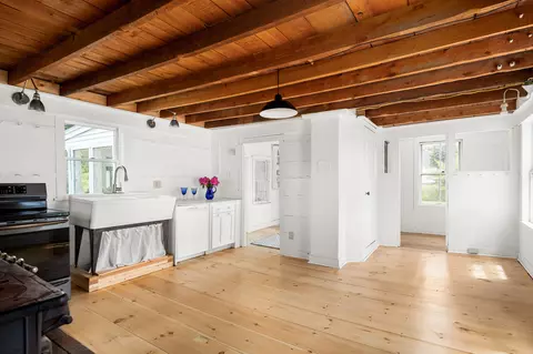 Entry Way - 441 Main St, Thomaston, ME 04861 photo 2 of 12
