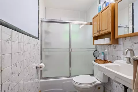 Bath - 417 Main St, Readfield, ME 04355 photo 1 of 1