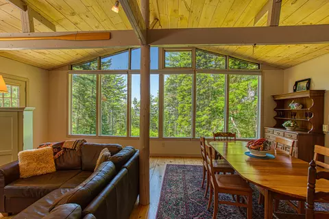 87 Crest Ave, Boothbay Harbor, ME 04538