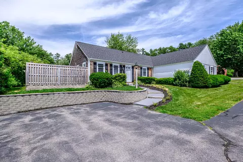 51 Colonial Vlg #51, Falmouth, ME 04105