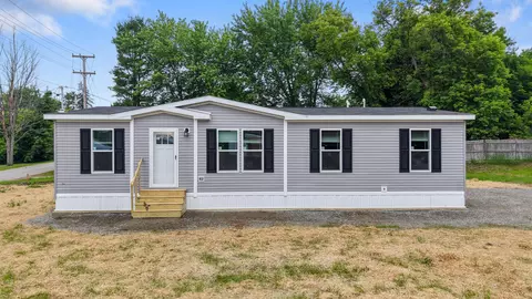 17 Spring St, Newport, ME 04953