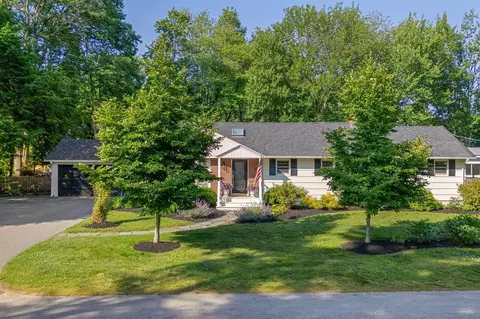 7 Knight St, Falmouth, ME 04105