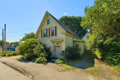 84 Grace St, Rockland, ME 04841