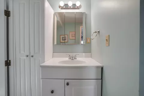 Bath - 35 Kings Ln, Ogunquit, ME 03907 photo 3 of 7
