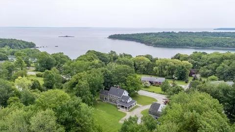 43 Old County Rd, Rockport, ME 04856
