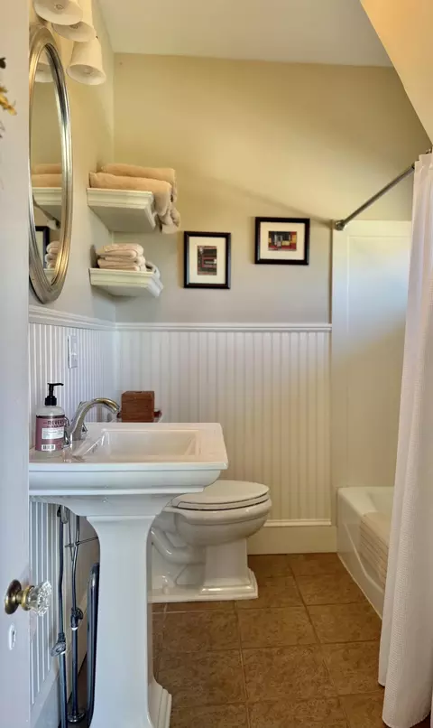 Bath - 6 Leos Ln, Vinalhaven, ME 04863 photo 1 of 3