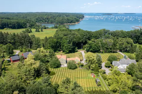 17 Thornhurst Rd, Falmouth, ME 04105