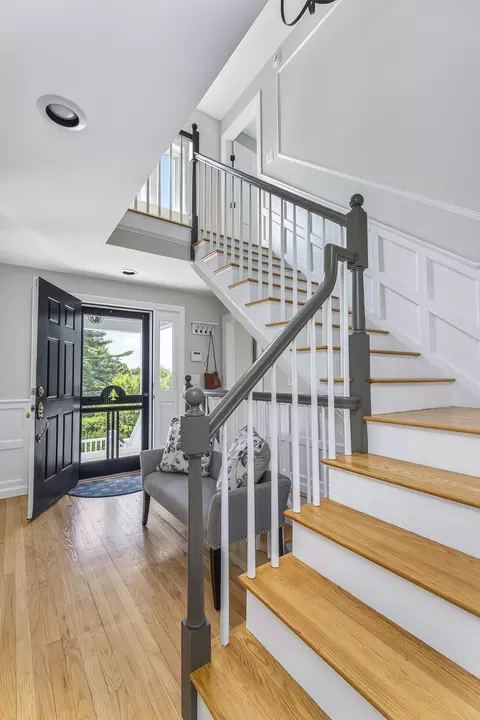 Entry Way - 4 Ledge Rd, Cumberland, ME 04110 photo 8 of 10