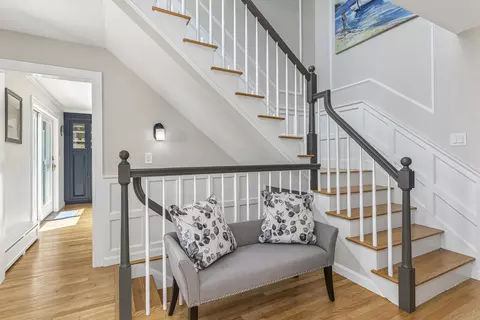 Entry Way - 4 Ledge Rd, Cumberland, ME 04110 photo 3 of 10
