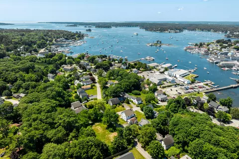 25 Campbell St, Boothbay Harbor, ME 04538