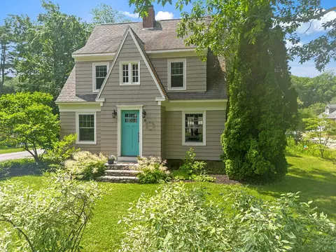 38 Johnson Rd, Falmouth, ME 04105