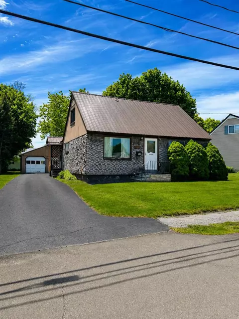 20 Park St, East Millinocket, ME 04430