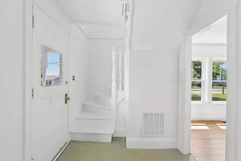 Entry Way - 4 Washington St, Bath, ME 04530 photo 2 of 4