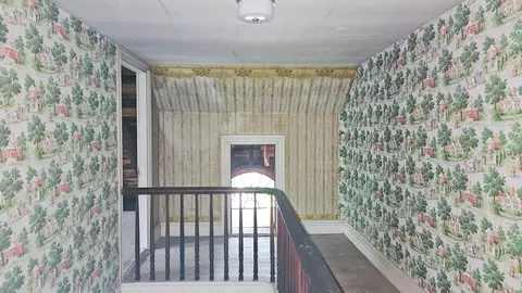 Entry Way - 85 Main St, Thomaston, ME 04861 photo 1 of 3