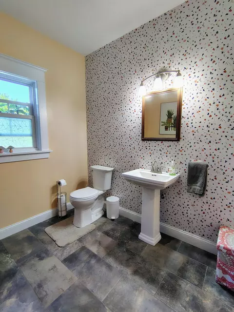 Bath - 6 Red Barn Rd, Damariscotta, ME 04543 photo 1 of 7