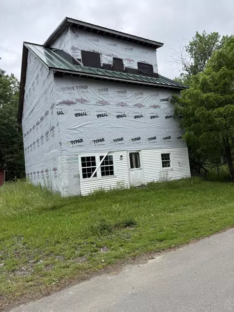265 Grove St, Newport, ME 04953