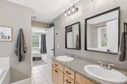 Bath - 16 Woodside Dr #4, Gorham, ME 04038 photo 2 of 3