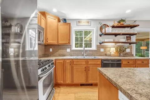 Kitchen - 4 Rosebud Ln, Brewer, ME 04412 photo 4 of 5