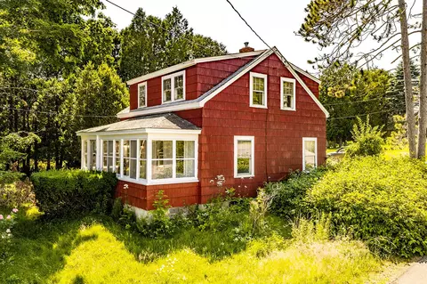 6 Pine St, Rockport, ME 04856