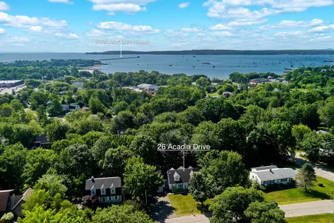 26 Acadia Dr, Rockland, ME 04841