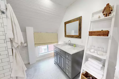 Bath - 49 Main, Vinalhaven, ME 04863 photo 1 of 2