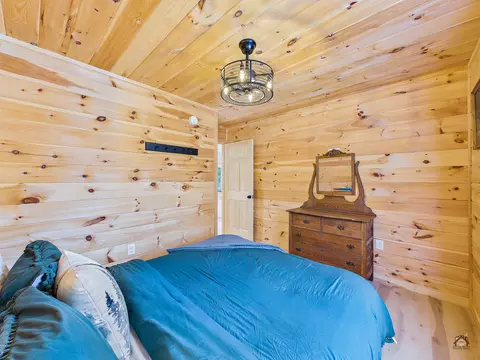 Bedroom - 5 Forest Ln, Rangeley, ME 04970 photo 6 of 9