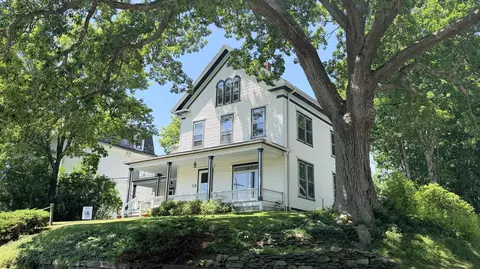 28 Glidden St, Newcastle, ME 04553
