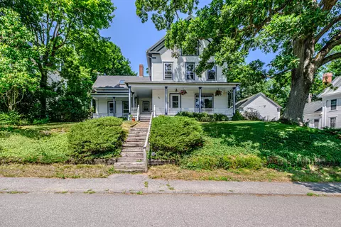 28 Glidden St, Newcastle, ME 04553