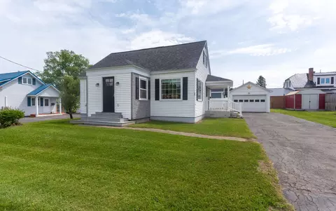 90 19th Ave, Madawaska, ME 04756