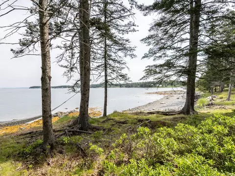 43 Steamboat Rd, Swans Island, ME 04685