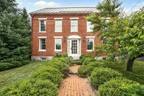 28 Pleasant St, Waldoboro, ME 04572